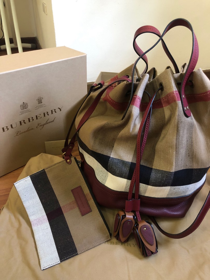 Burberry heston hotsell bucket bag