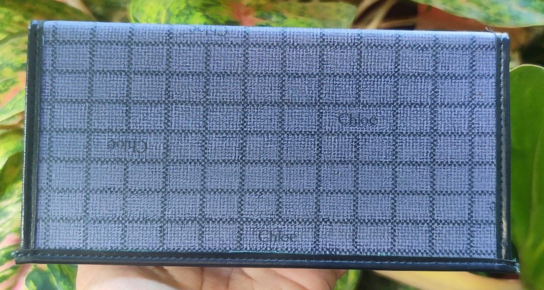CHLOE CARD WALLET (Category: Luxury Bags & Wallets) located in Digos. Submitted by emmanuel28 (Listing ID 1270678702, Image 1). Description: VINTAGE CHLOE CARD WALLET AUTHENTIC LEATHER RANK AB LIGHT CREASE VISIBILITY ON inn leather OVERALL IN GOOD CONDITION LOCATION: DAVAO DEL SUR BUYER SHOULDERS SHIPPING FEE.