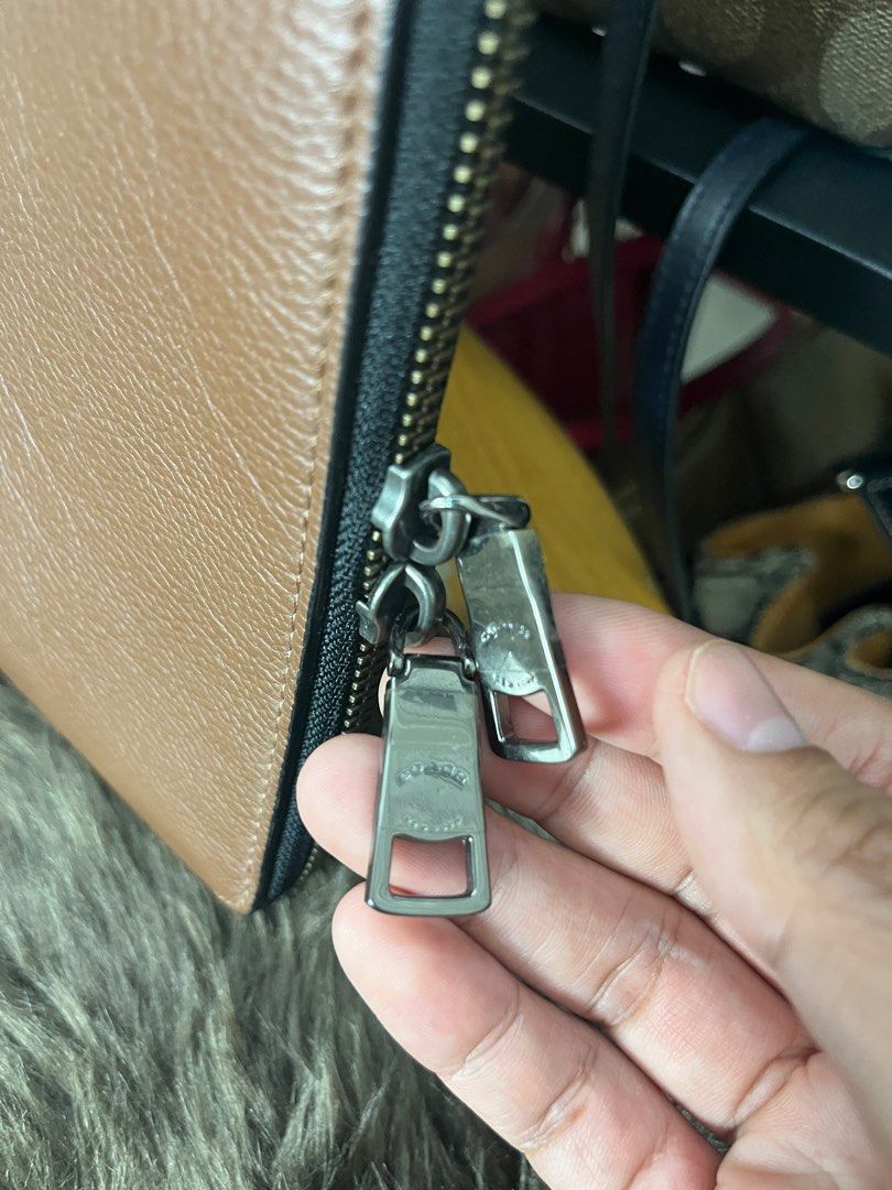 Coach Tech Case Varsity Leather (Category: Briefcases) located in Quezon City. Submitted by eclipse.leandro (Listing ID 1270744801, Image 3). Description: Coach Tech Case Varsity Leather 28.5 x 22.5cm Condition: 8/10 3,500 PHP Fits iPad Air. Doesn’t fit Macbook Pro 13inch. All products are 100% Authentic bought from Japan. We’re not affiliated with the brands listed. #LuxuryJPNFinds #LuvLuxe.