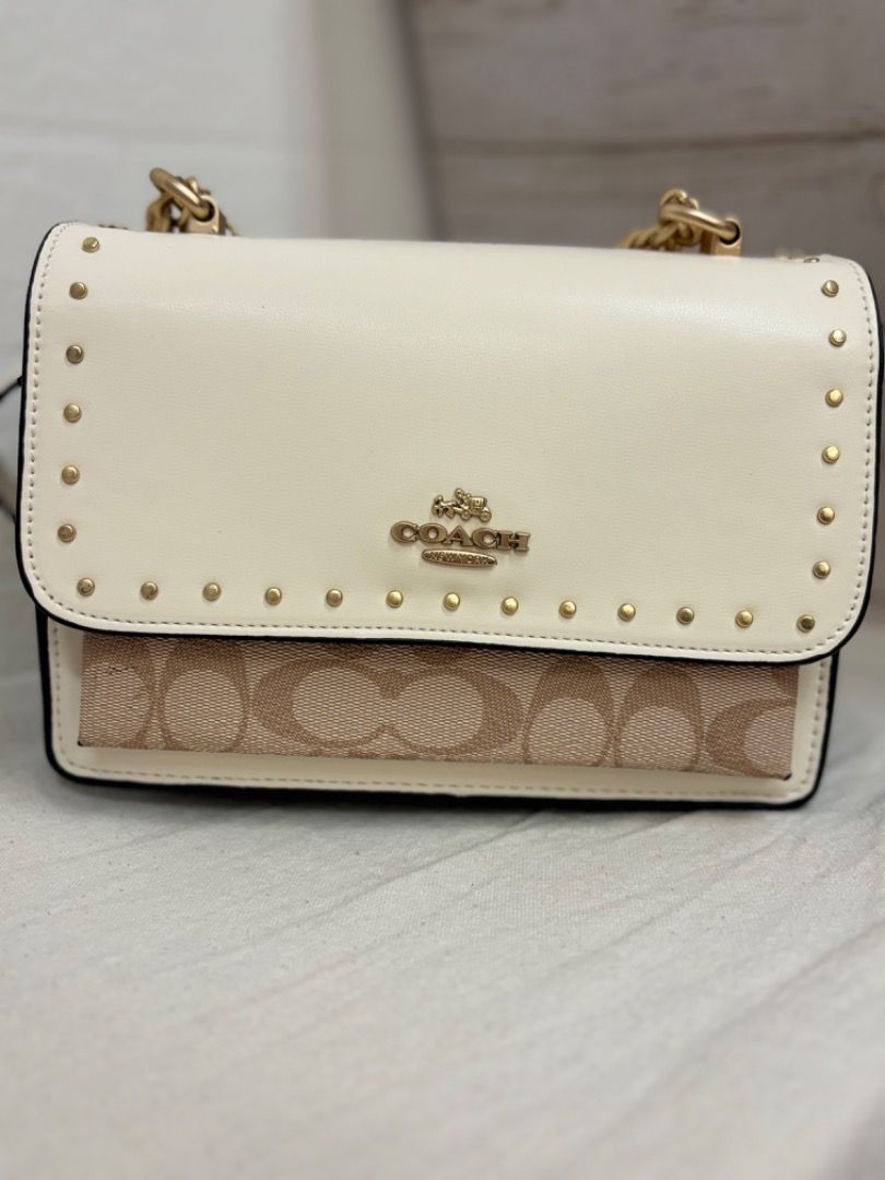 Coach vintage bag （分類：手袋及銀包）位於 Hong Kong。 由 cry_bb_summer 提交（商品編號 1270800057，圖片 1）。簡介： 99%new Size: 22x16cm SF Express。
