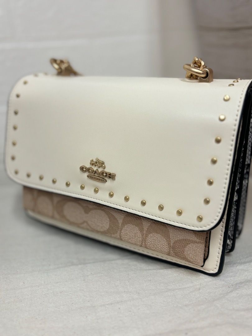Coach vintage bag （分類：手袋及銀包）位於 Hong Kong。 由 cry_bb_summer 提交（商品編號 1270800057，圖片 2）。簡介： 99%new Size: 22x16cm SF Express。