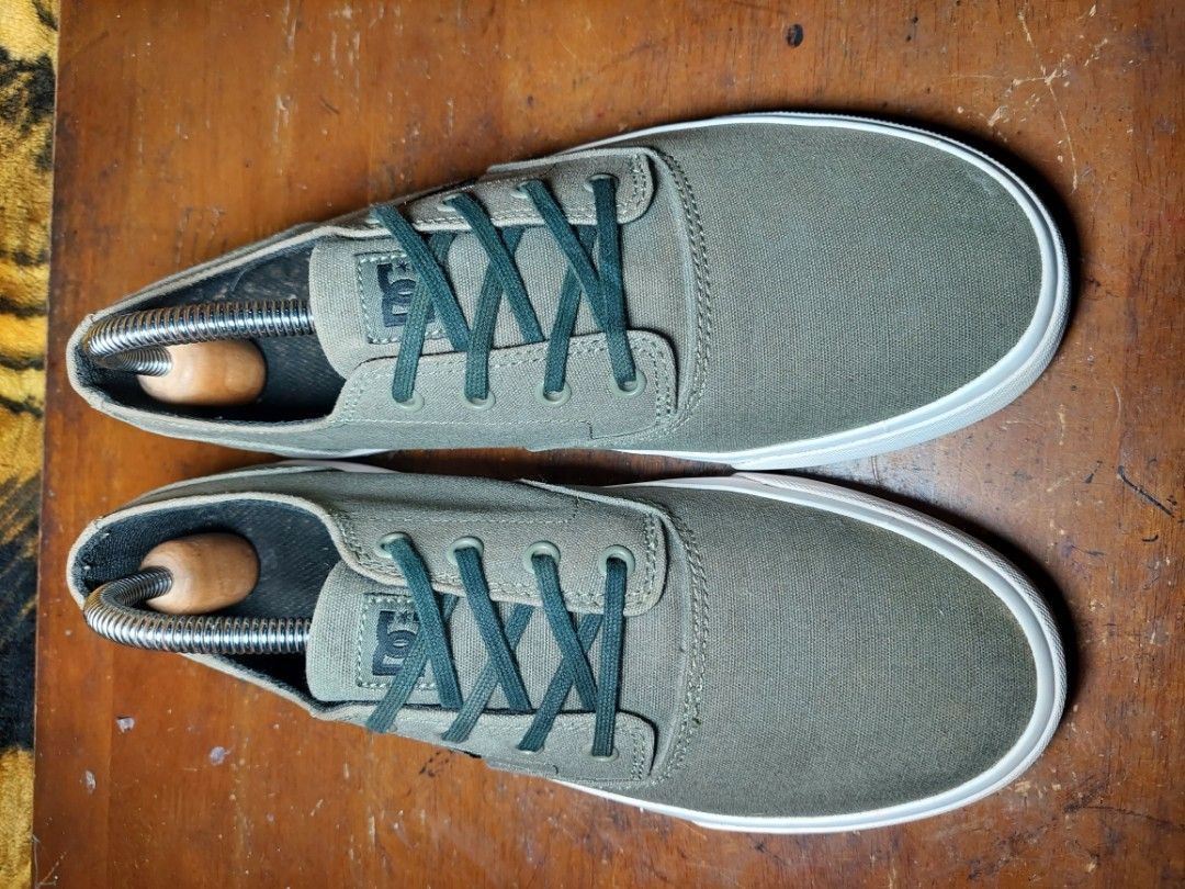 DC SNEAKER SIZE 8 MEN. WOMEN 9