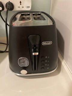 https://media.karousell.com/media/photos/products/2023/12/11/delonghi_toaster_1702294581_9145edf8_thumbnail.jpg