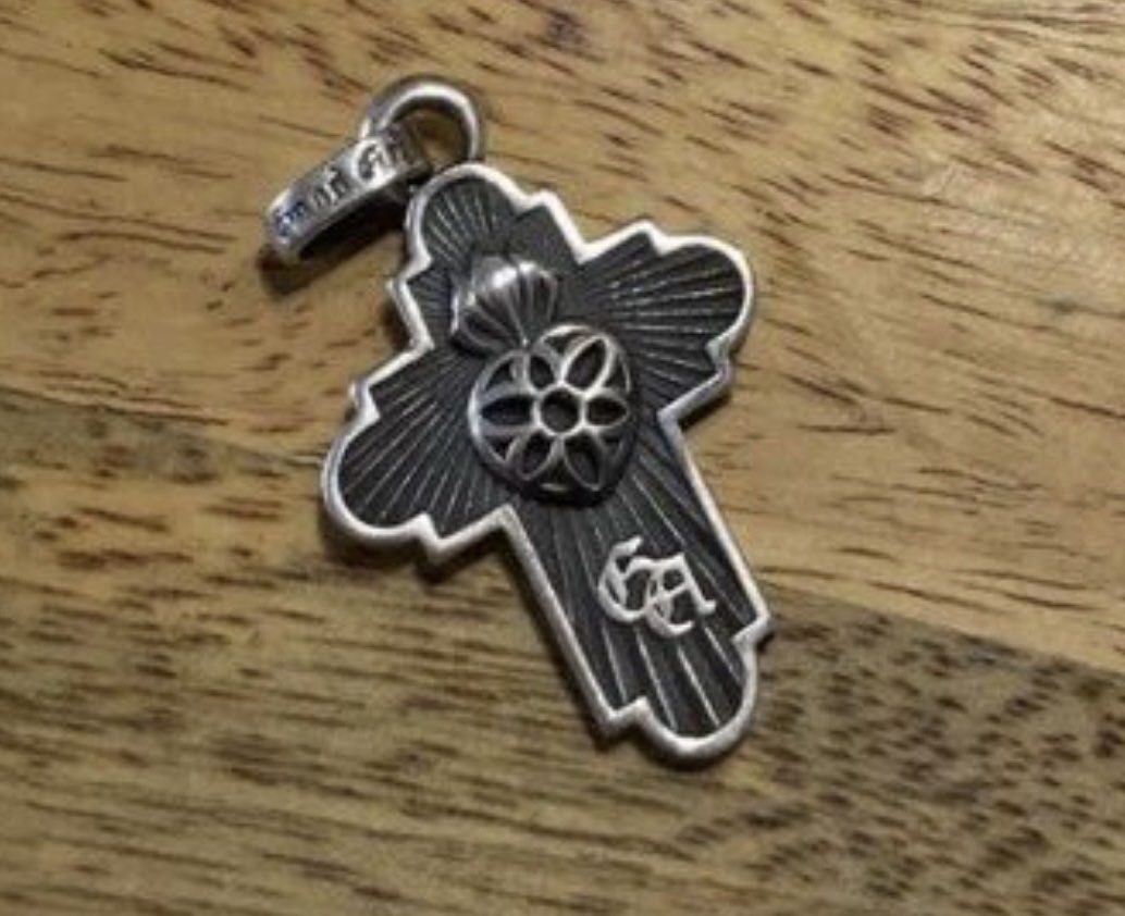 Good Art Hlywd Jimmy Cross Pendant, 男裝, 手錶及配件, 珠寶- Carousell