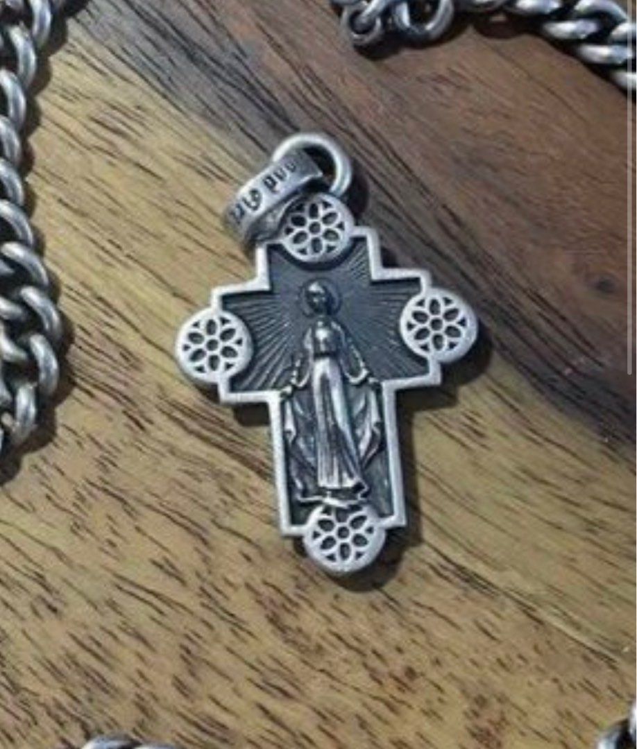 Good Art Hlywd Jimmy Cross Pendant, 男裝, 手錶及配件, 珠寶- Carousell