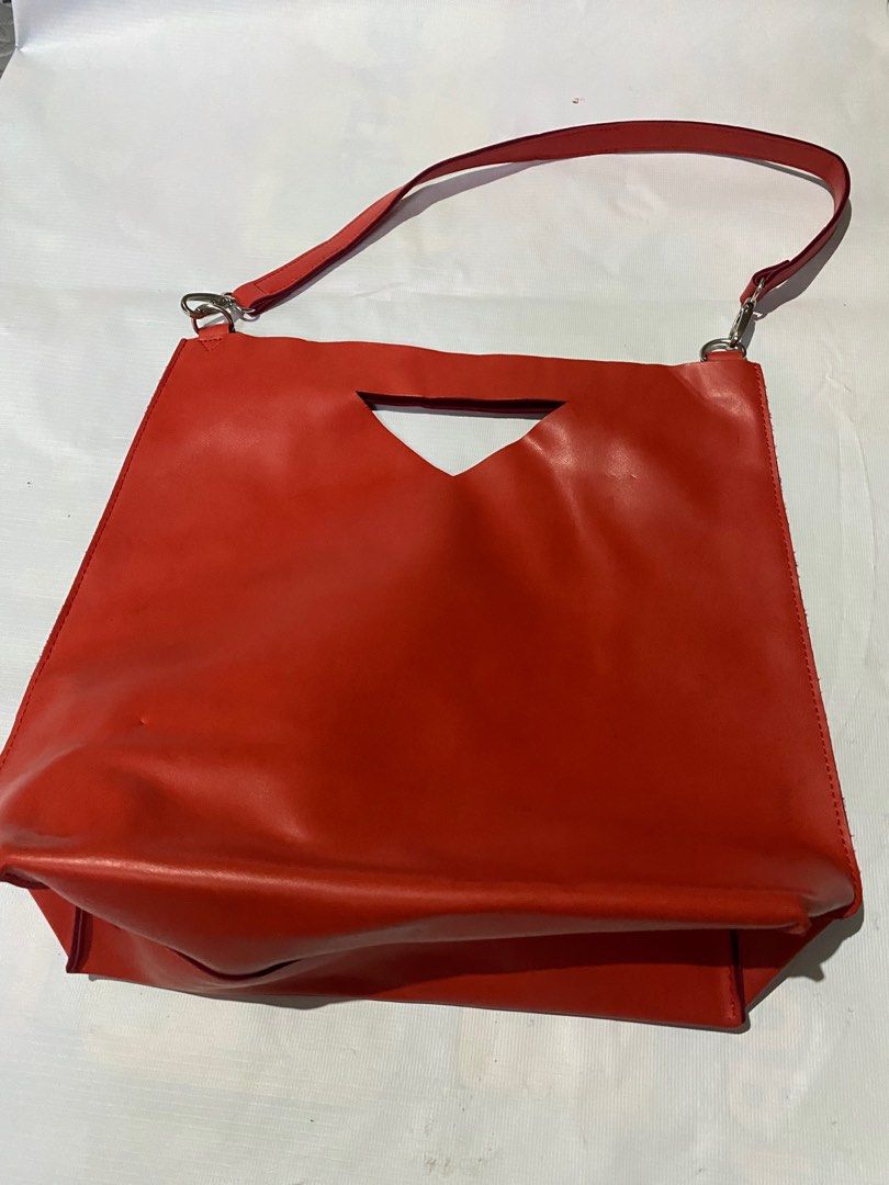 Kenzo parfums tote bag (Category: Luxury Bags & Wallets) located in Tacloban City. Submitted by susthriftshop (Listing ID 1270710386, Image 3). Description: Kenzo parfum tote bag rank ab No dents Minimal sign of usage No cracking Color condition 9/10 .