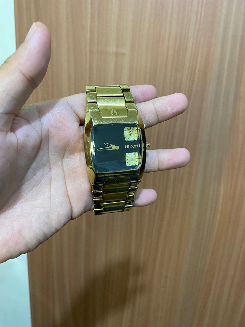Nixon store banks watch