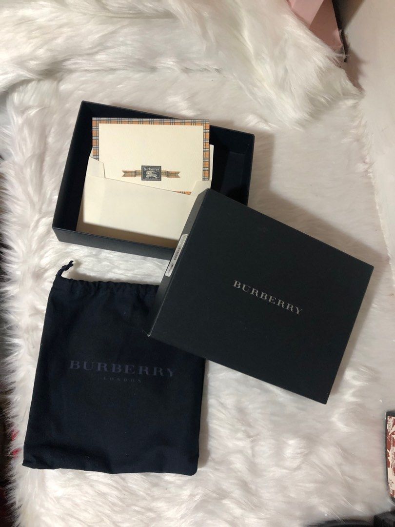 Original Burberry Bundle Coinpurse Box (Category: Luxury Bags & Wallets) located in Quezon City. Submitted by box.luxebycheng (Listing ID 1270772489, Image 1). Description: ‼️Original Burberry Bundle Coinpurse Box ✅ Take all 📍Quezon City ❌no lowballers❌.
