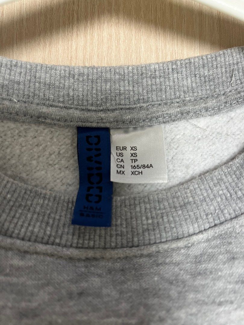 Pullover (Category: Coats, Jackets and Outerwear) located in Singapore. Submitted by hc_outlet (Listing ID 1270749164, Image 4). Description: First picture size S. Third picture size XS. .