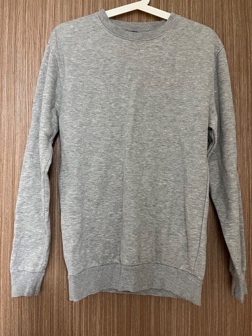 Pullover (Category: Coats, Jackets and Outerwear) located in Singapore. Submitted by hc_outlet (Listing ID 1270749164, Image 3). Description: First picture size S. Third picture size XS. .