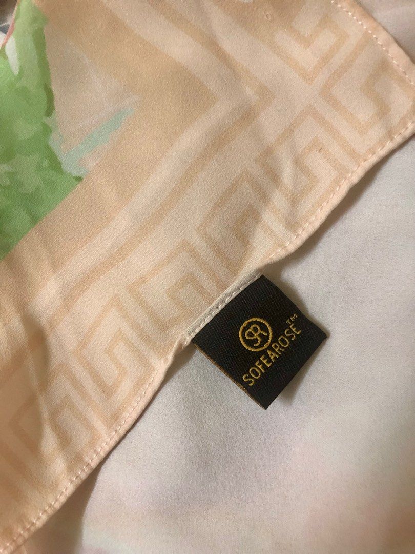 Sofearose (Category: Hijabs) located in Cheras. Submitted by tkdz_ (Listing ID 1270762112, Image 3). Description: Sofearose shawl and bawal of the same material Like new, very rarely used.