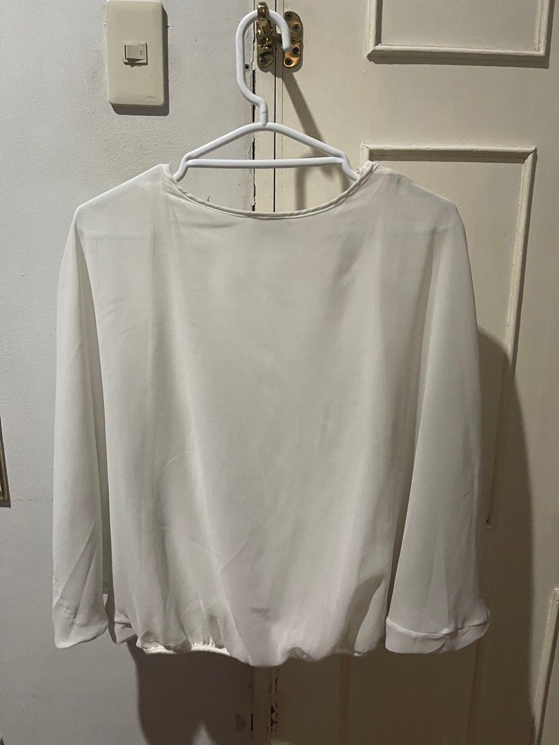 Tango White Top (Category: Blouses) located in Quezon City. Submitted by itgsta (Listing ID 1270693705, Image 2). Description: No flaw Free size Beat fit M-L frame.