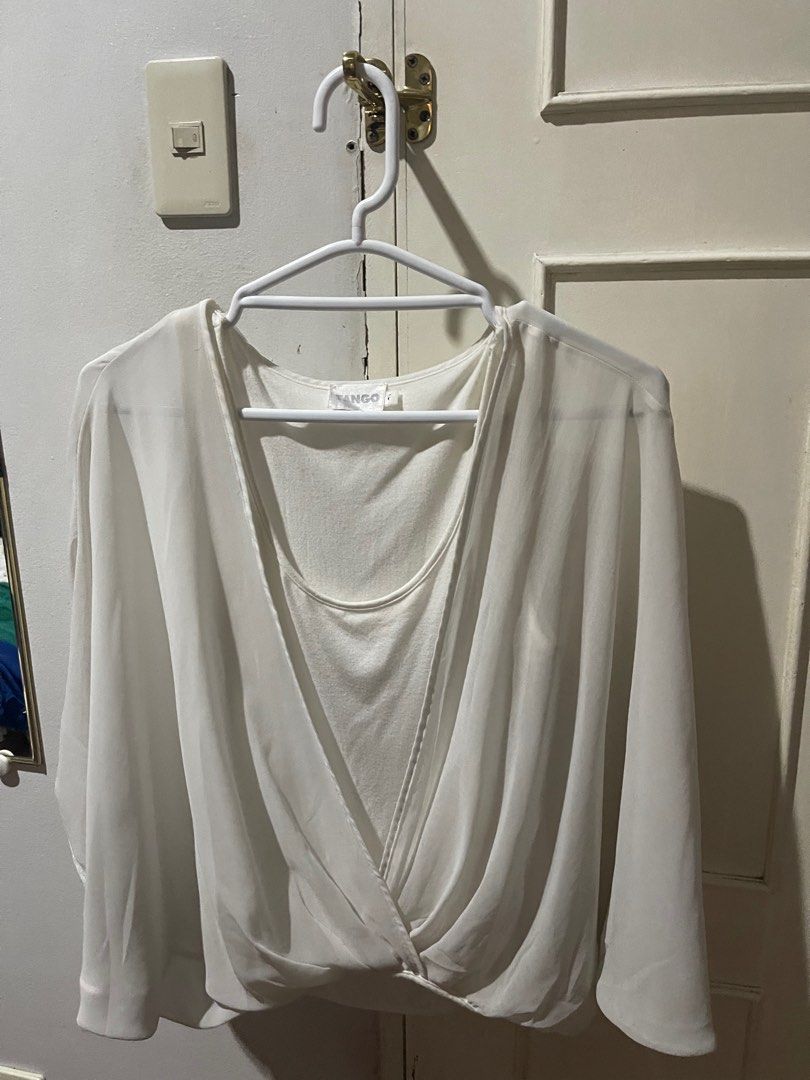 Tango White Top (Category: Blouses) located in Quezon City. Submitted by itgsta (Listing ID 1270693705, Image 1). Description: No flaw Free size Beat fit M-L frame.