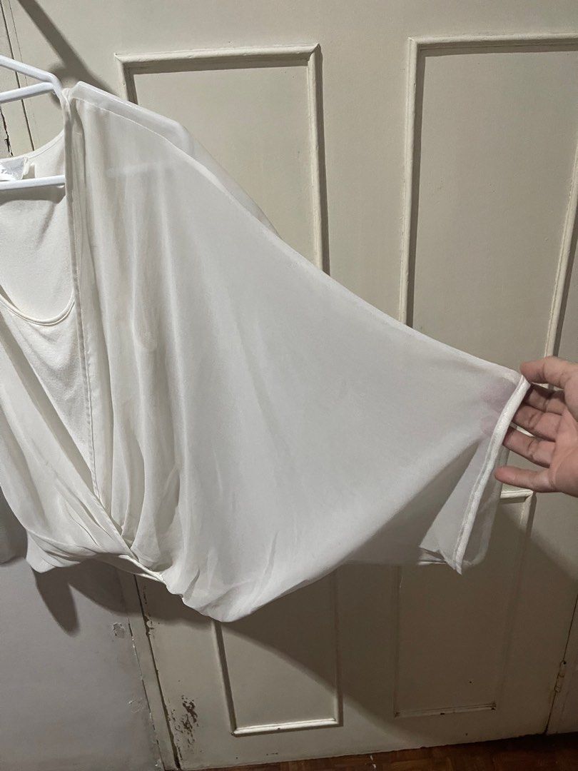 Tango White Top (Category: Blouses) located in Quezon City. Submitted by itgsta (Listing ID 1270693705, Image 3). Description: No flaw Free size Beat fit M-L frame.