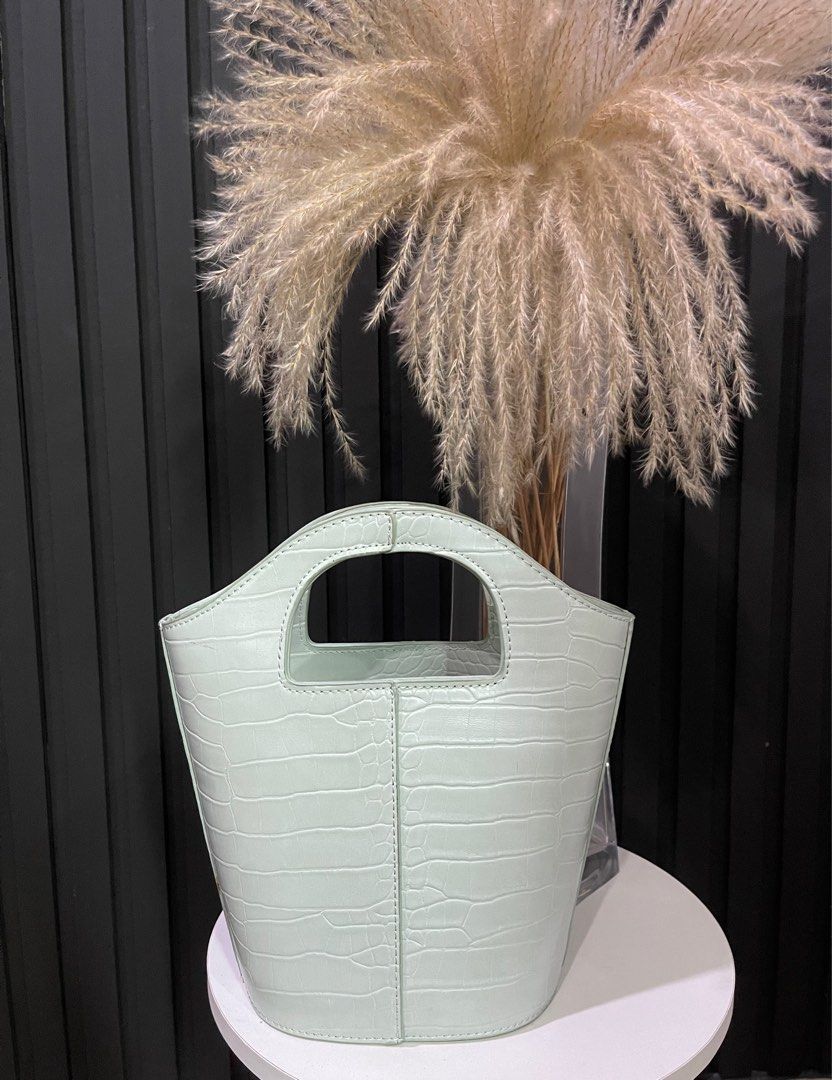 Warehouse handbag sales