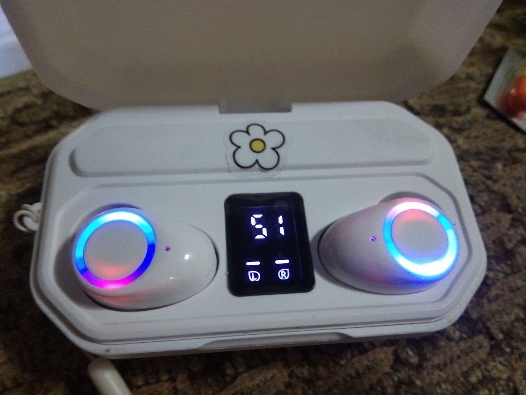 Bluetooth Earphones for sale!! (Category: Headphones & Headsets) located in Cavite. Submitted by bumbleeee (Listing ID 1270897368, Image 2). Description: Like new. There are flaws sa case(minimal scratches) . This can also serve as powerbank (it works 50% powerbank, 50% saves its battery para sa earphones) So bali nag ssave sya ng energy for the case. Touch Control It also has a built in flashlight. No issue, sa school lang ginamit. Dm me for mor