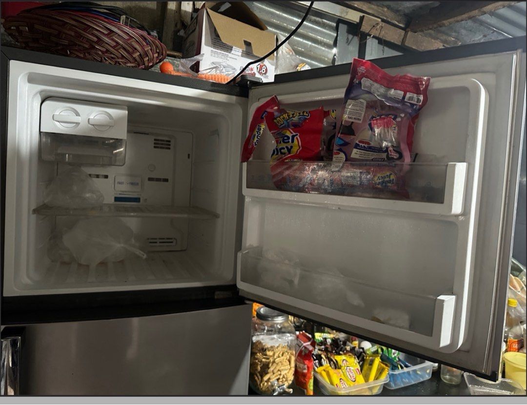 Electrolux ETB2300pe FrostFree Refrigerator. 9 cubic ft, TV & Home