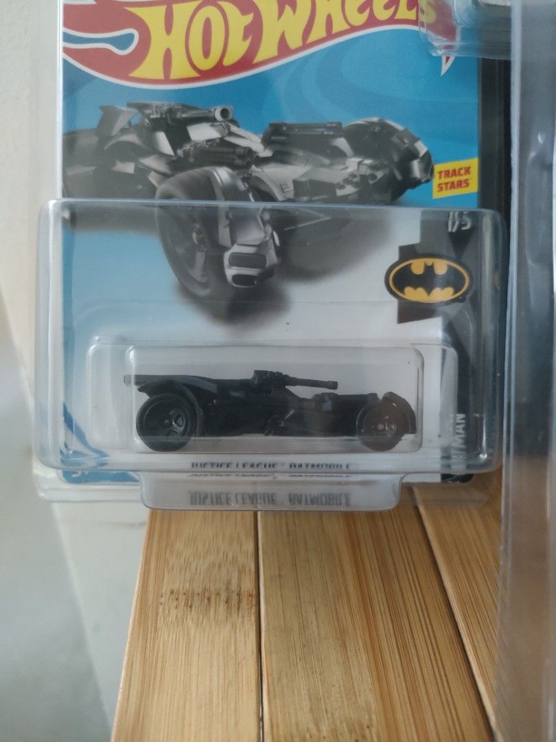 Hot Wheels Batmobil Retro - Das Batman Batmobil Premium, 1:64 Modellauto Aus Metall