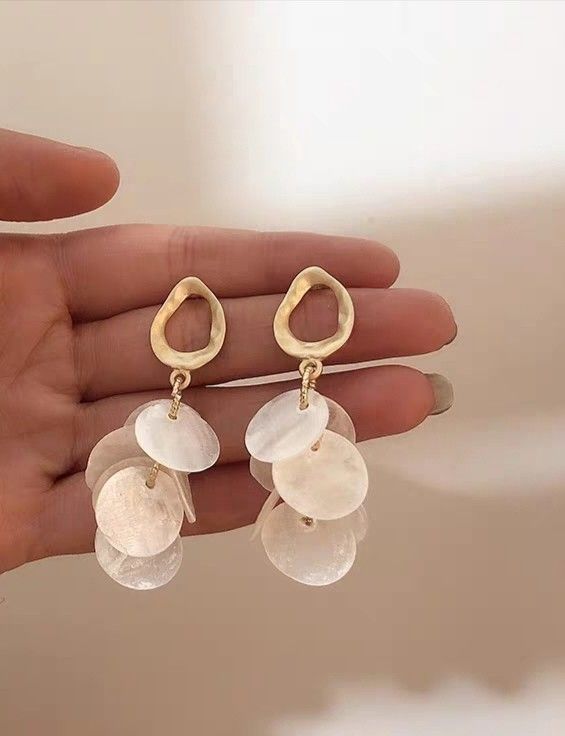 White shell outlet earrings