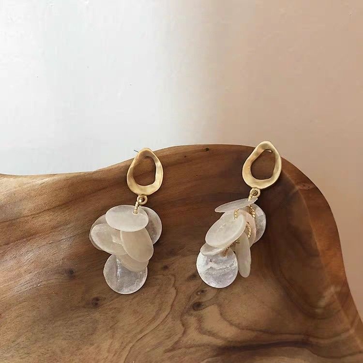 White shell outlet earrings