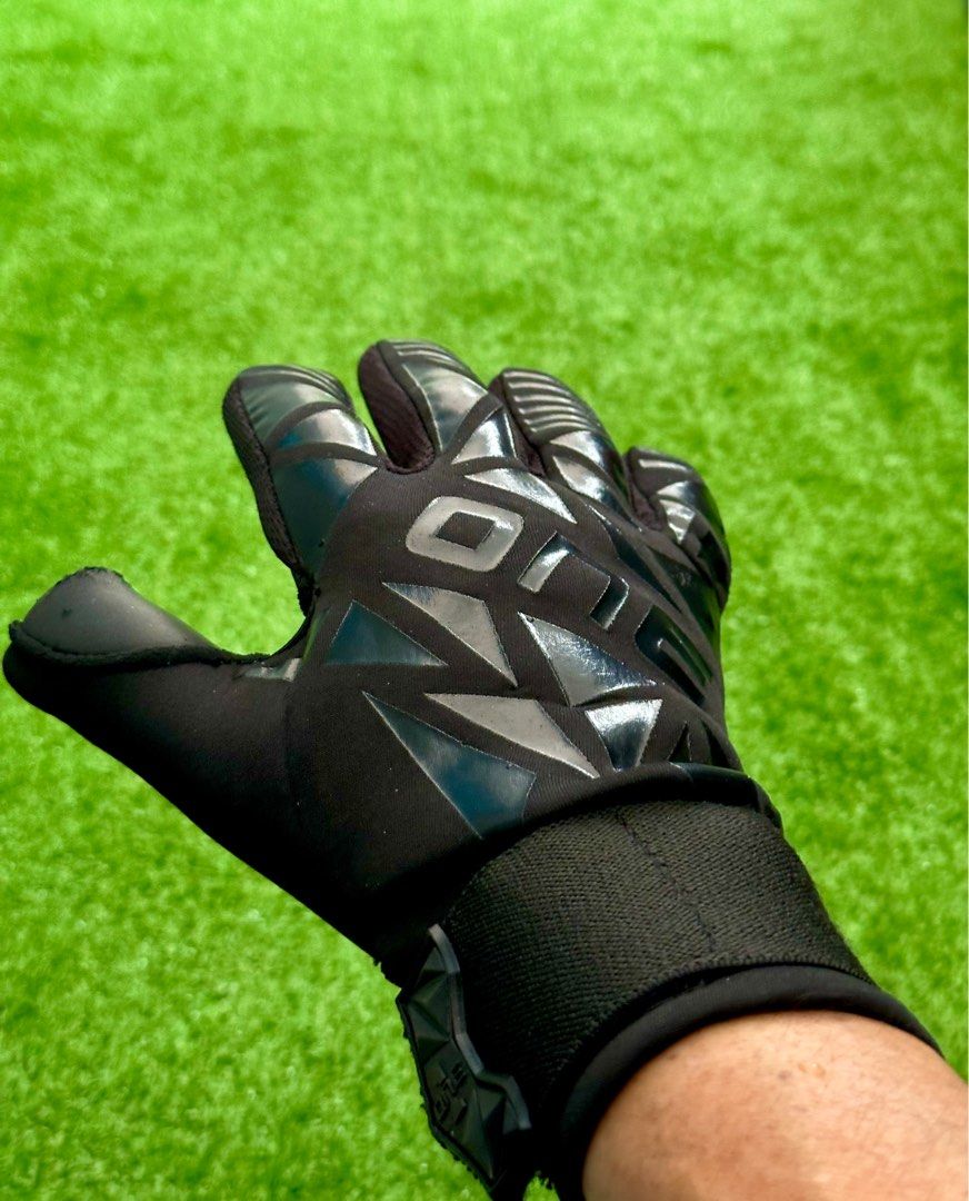 Limited Black Edition Black Friday Size 7 ONE GLOVES GOALKEEPER FOOTBALL Gloves used a few times for my son s training but he finds it too big