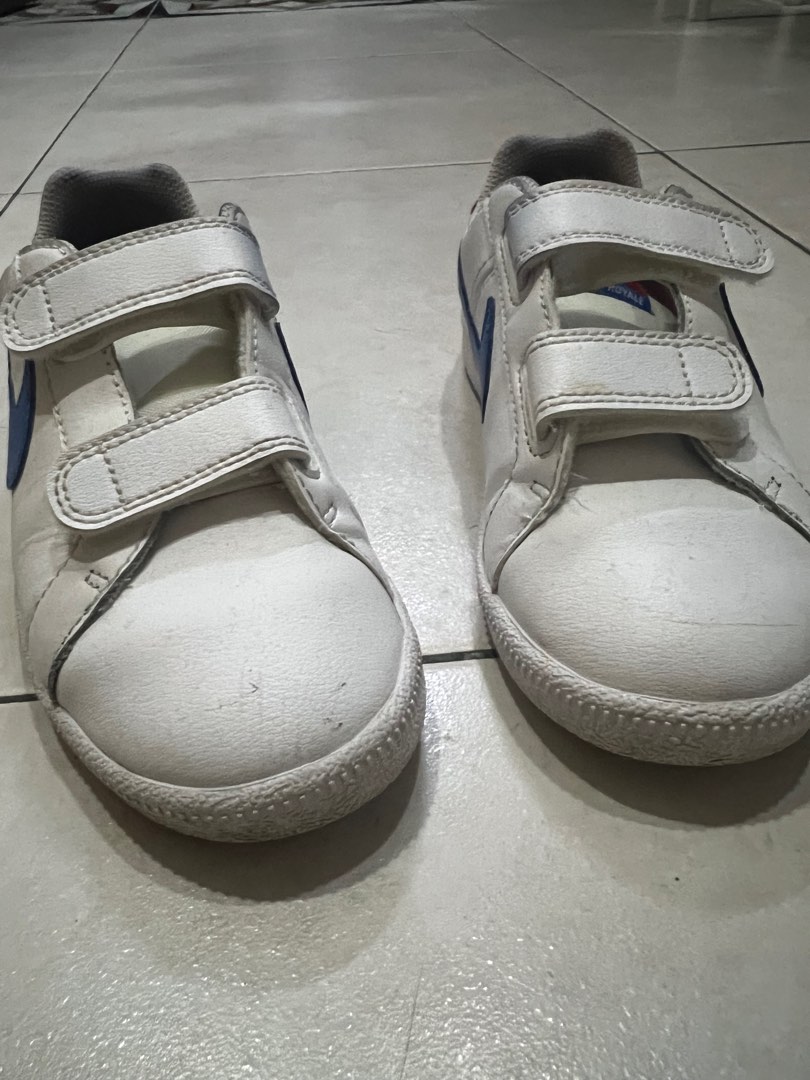 white nike shoes kids