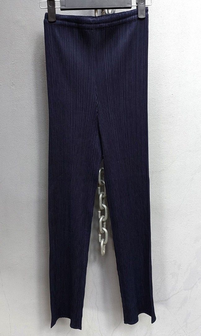 Pleats Please x Issey Miyake (Category: Other Bottoms) located in Manila. Submitted by plovedmonster (Listing ID 1270893557, Image 2). Description: FLAWS: iron mark on the back of right leg. please refer to photos.