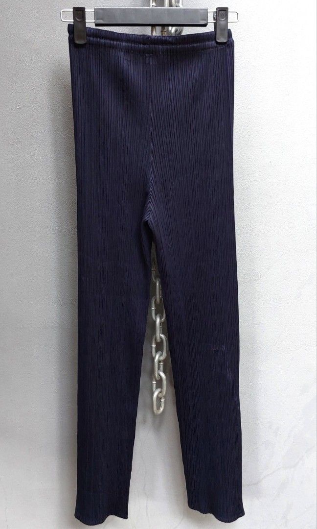 Pleats Please x Issey Miyake (Category: Other Bottoms) located in Manila. Submitted by plovedmonster (Listing ID 1270893557, Image 3). Description: FLAWS: iron mark on the back of right leg. please refer to photos.