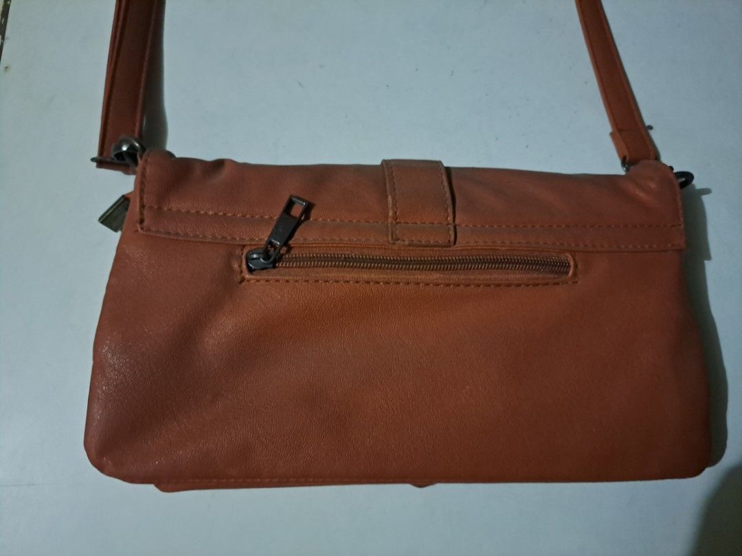 Preloved Faux Leather Brown Sling Bag (Category: Purses & Pouches) located in Santiago. Submitted by spree33 (Listing ID 1270934792, Image 2). Description: Negotiable brown faux leather sling bag RFS: decluttering You may directly send a message for questions or concerns. MOP: Gcash/Maya/ buyer-preferred bank MOD: J&T/ buyer-preferred / sco via sco to lower the shipping fee.