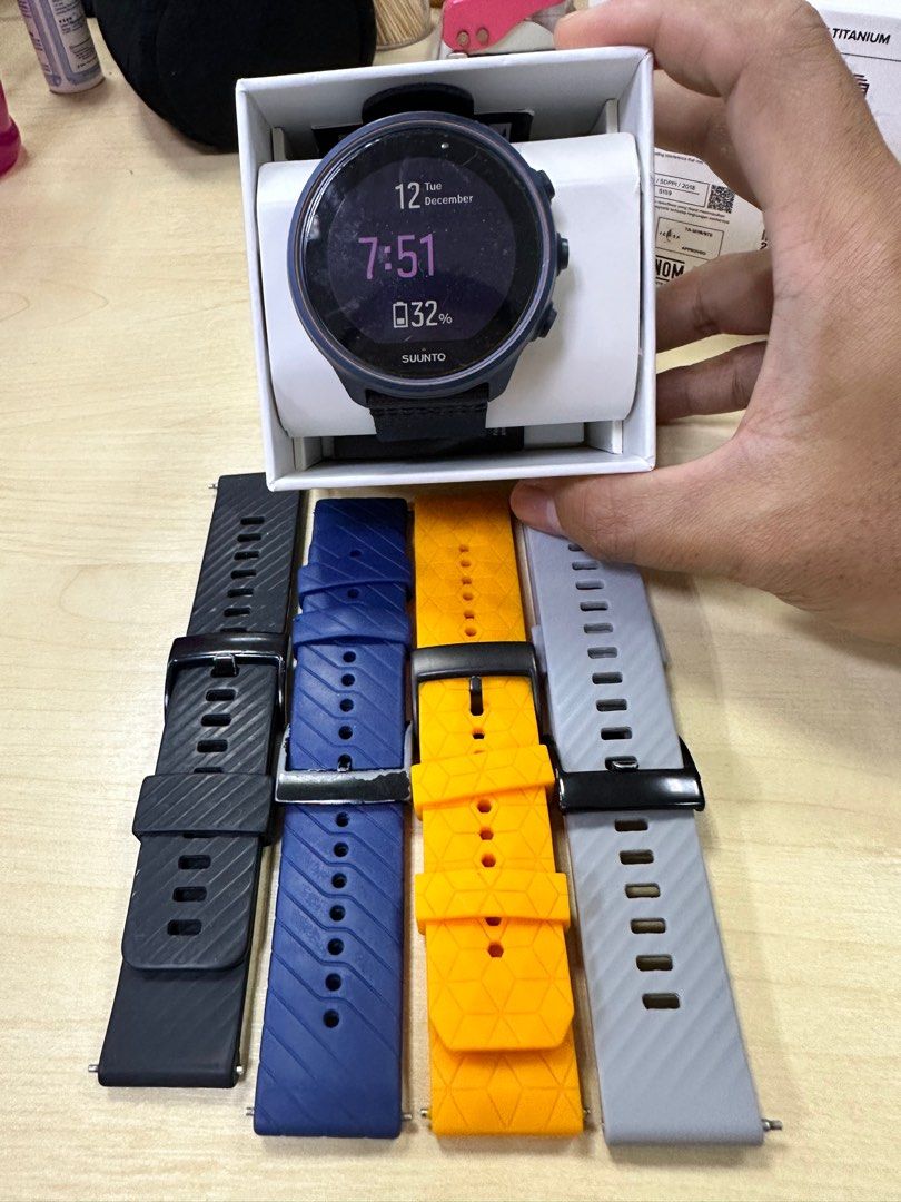 Garmin fenix 6x sapphire hotsell vs suunto 9 baro