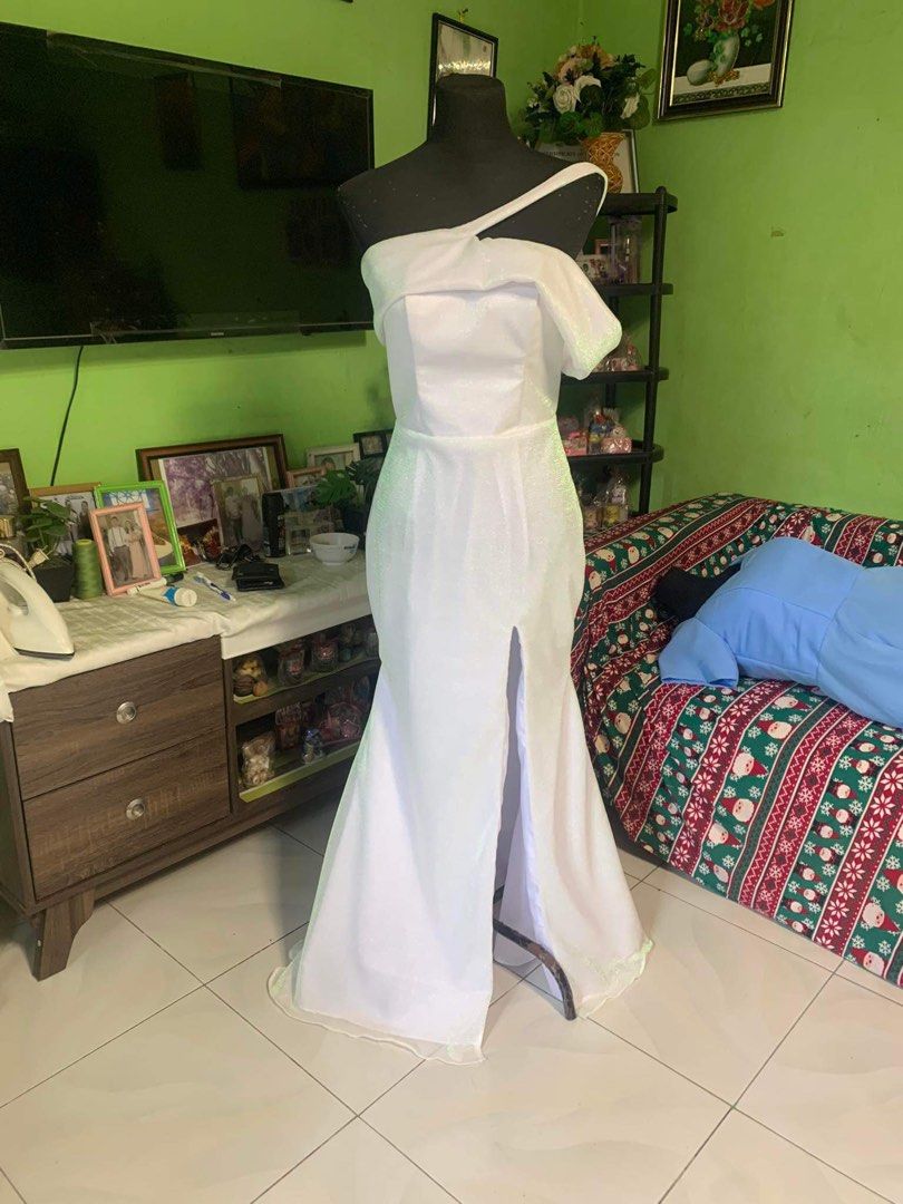 White gown (Category: Evening dresses & gowns) located in Taguig. Submitted by Whopper (Listing ID 1270867672, Image 2). Description: White Christmas gown - used once.