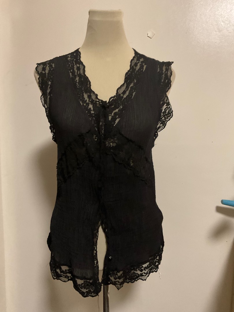 RUSTIC FLORAL TOP WITH LACE AND RIBBON DETAIL