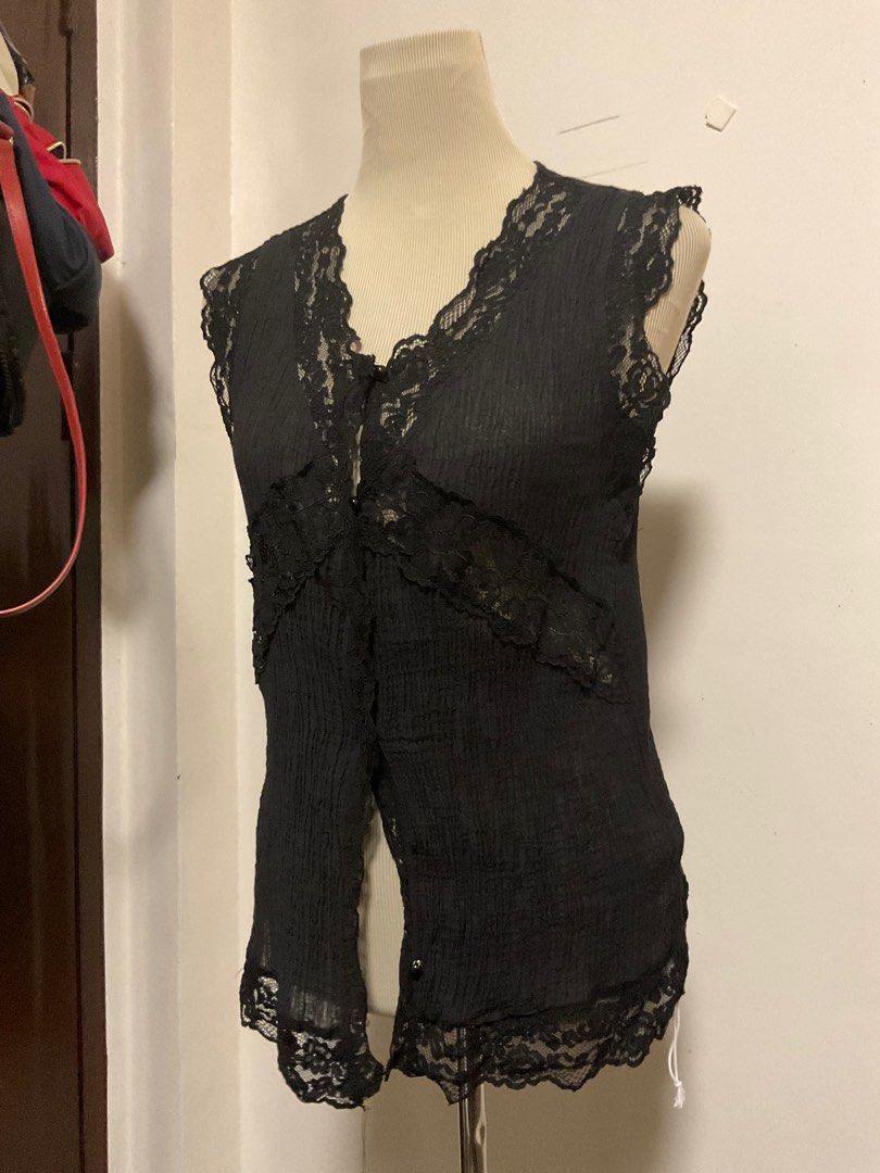 y2k black lace coquette top (Category: Blouses) located in Tuguegarao City. Submitted by chatingz (Listing ID 1270842757, Image 2). Description: fits: m-L.
