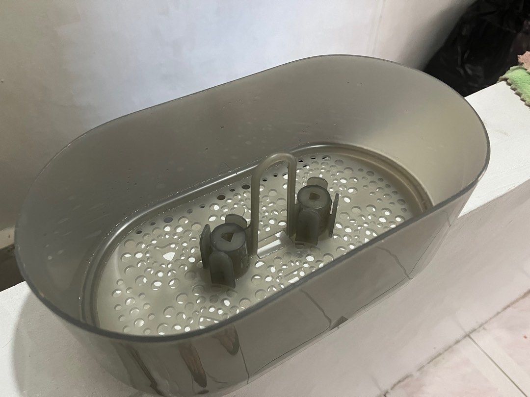 Avent 4in1 sterilizer (Category: Breastfeeding & Bottle Feeding) located in Taguig. Submitted by tinvc (Listing ID 1271076390, Image 3). Description: No warranty, no box White dishwasher basket missing Working condition, as is. RFS: decluttering Loc: near Vista Mall Taguig.
