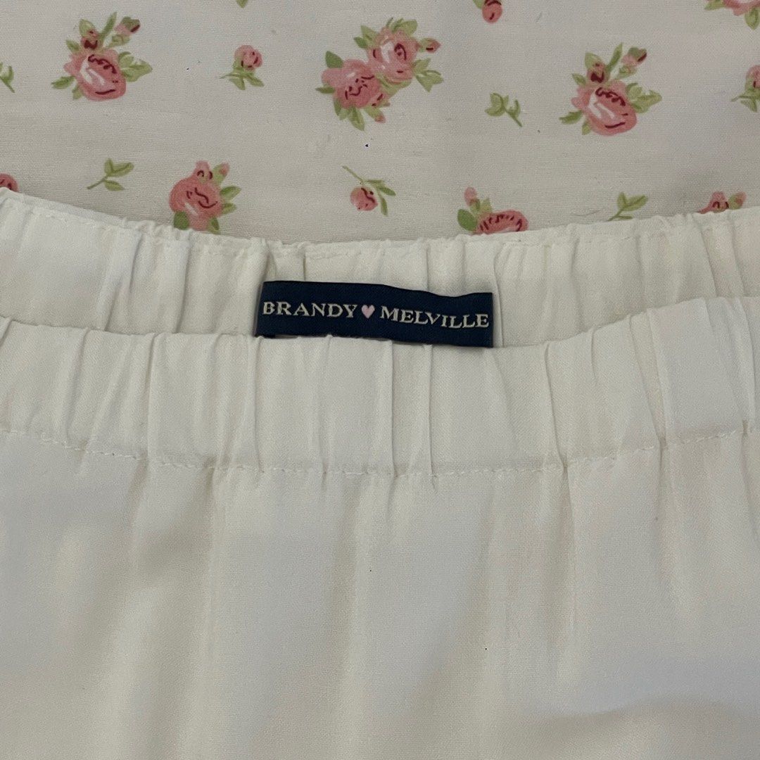 Brandy Melville Izzy Skirt, Women's Fashion, Bottoms, Skirts on Carousell