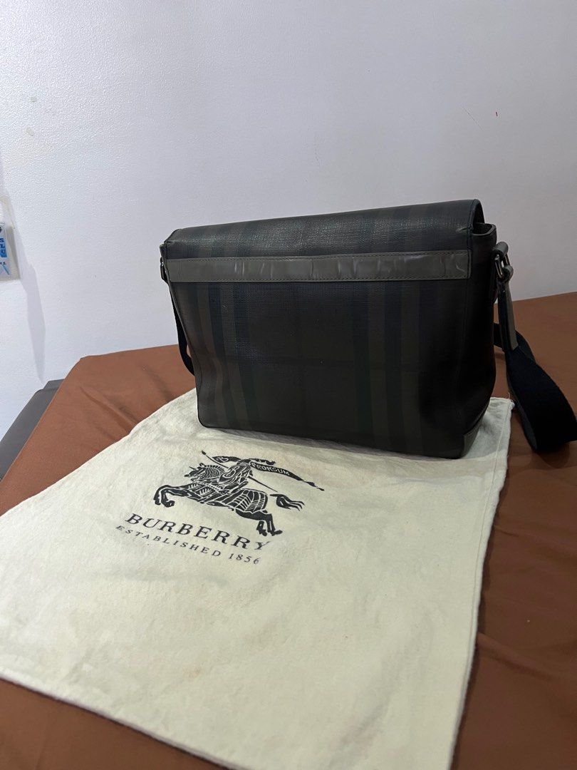 Burberry Messenger bag 100% authentic (Category: Luxury Bags & Wallets) located in Dagupan City. Submitted by dexluxury23 (Listing ID 1271164734, Image 2). Description: For Sale Burberry Bag Good as new For men Sobrang classy 12k nalang saan kapa.