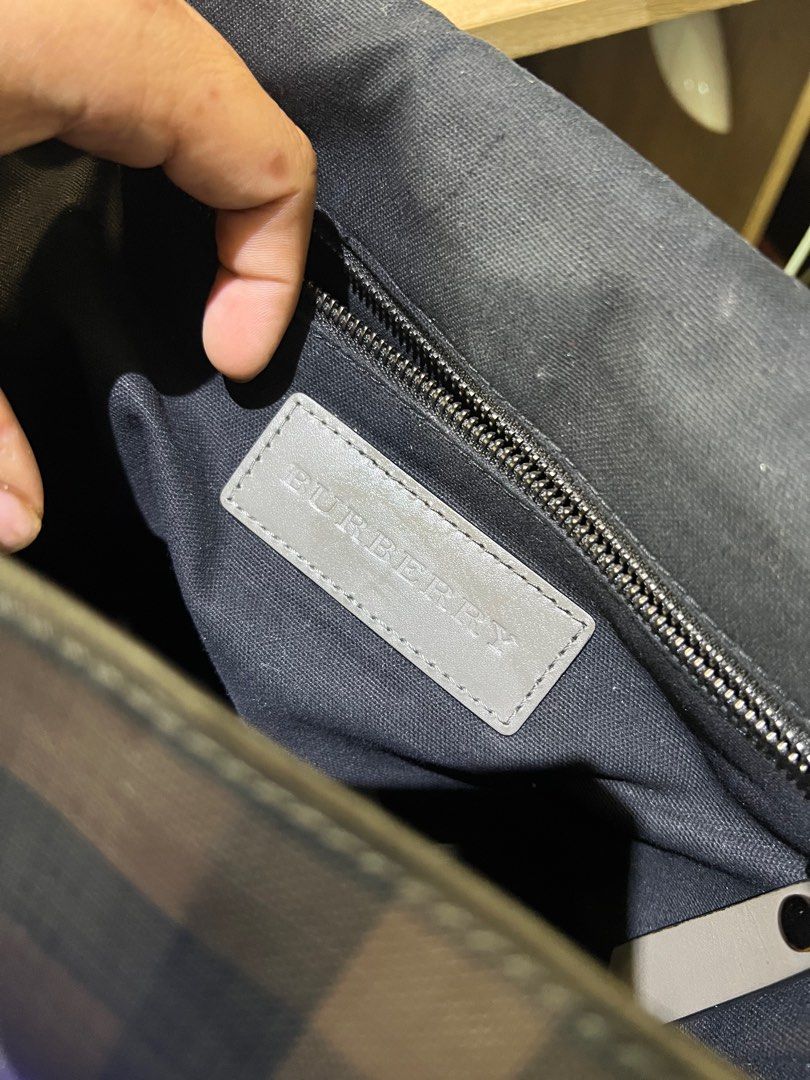 Burberry Messenger bag 100% authentic (Category: Luxury Bags & Wallets) located in Dagupan City. Submitted by dexluxury23 (Listing ID 1271164734, Image 3). Description: For Sale Burberry Bag Good as new For men Sobrang classy 12k nalang saan kapa.