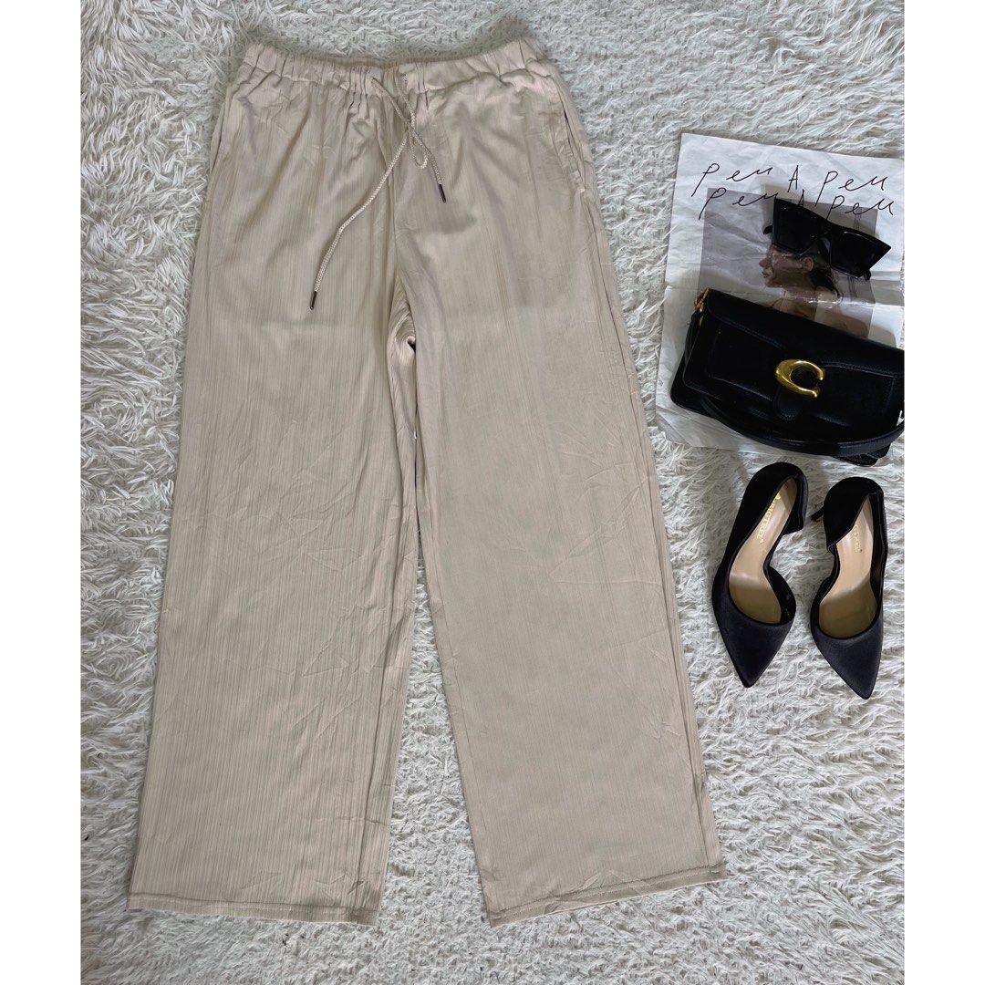 Uniqlo Pleated Wide Leg Trousers / Pant, Women's Fashion, Bottoms, Other  Bottoms on Carousell