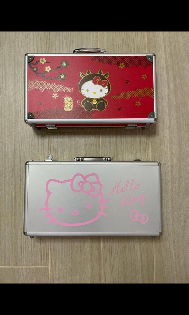 日本Hello Kitty廣東台灣麻雀連籌碼枱墊手提收納箱 （分類：社群）位於 Hong Kong。 由 _.gidle 提交（商品編號 1271083445，圖片 3）。簡介： 日本紀念版Hello Kitty 麻雀（廣東台灣兩用） 紅色$980（全新）一套有枱墊、籌碼 sold 粉紅色$850（用過一次）一套有枱墊、籌碼 可面交 只限觀塘/順豐到付。