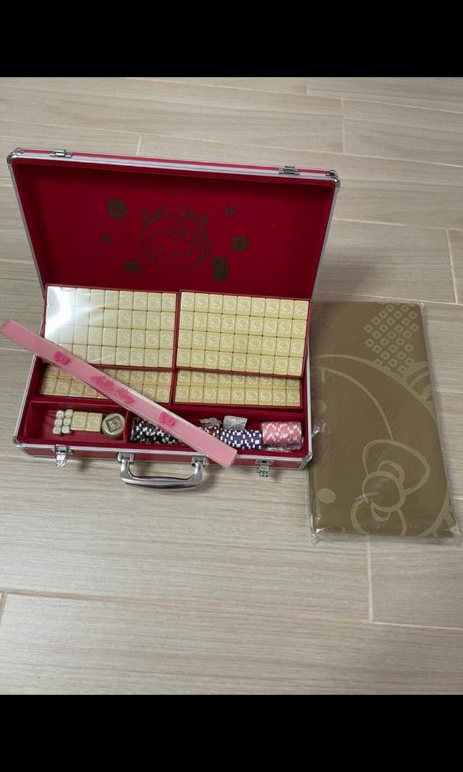 日本Hello Kitty廣東台灣麻雀連籌碼枱墊手提收納箱 （分類：社群）位於 Hong Kong。 由 _.gidle 提交（商品編號 1271083445，圖片 1）。簡介： 日本紀念版Hello Kitty 麻雀（廣東台灣兩用） 紅色$980（全新）一套有枱墊、籌碼 sold 粉紅色$850（用過一次）一套有枱墊、籌碼 可面交 只限觀塘/順豐到付。