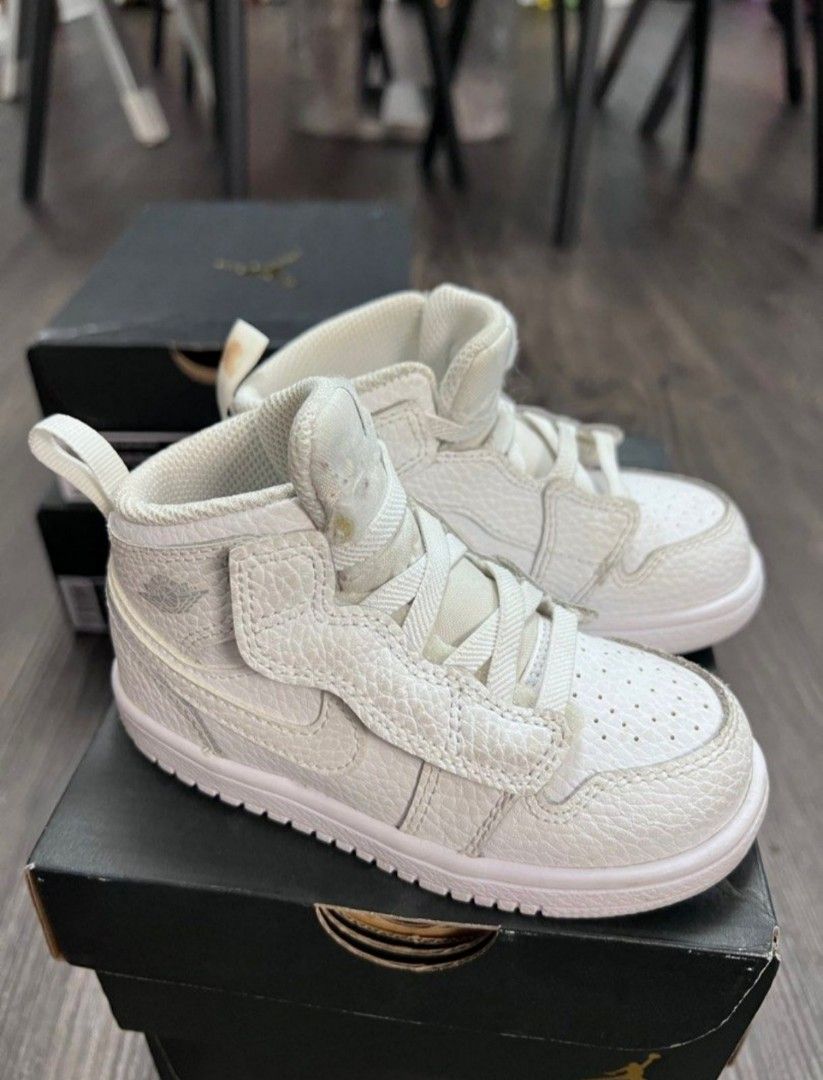 White jordans kids store