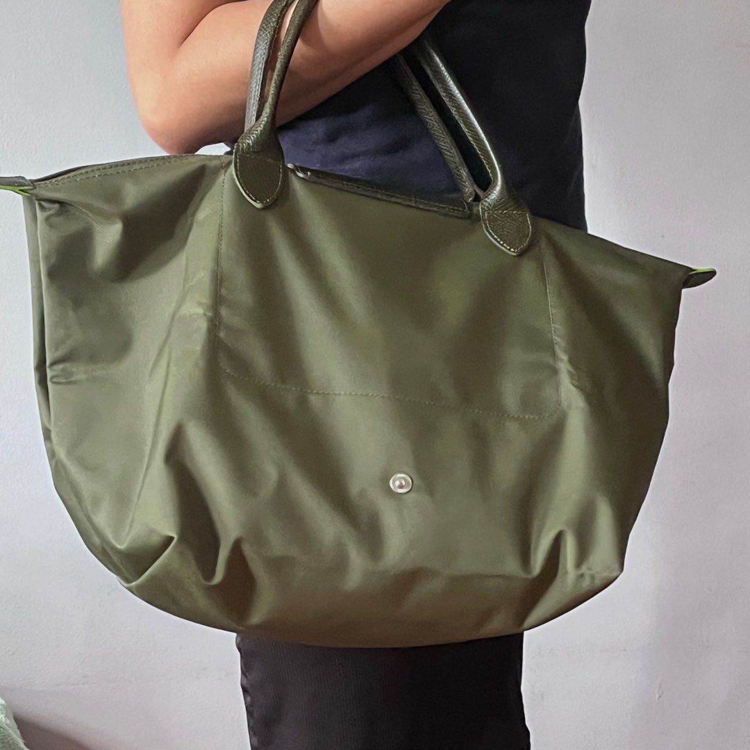 Longchamp Top Handle Bag Forest (Category: Luxury Bags & Wallets) located in Bulacan. Submitted by grmentss (Listing ID 1271058888, Image 2). Description: Longchamp Top Handle Bag Forest - in good condition, used a few times. bought this when i was in malaysia. the color is a bit darker in person, the camera didn’t capture it well NEGOTIABLE - reason for selling - not being used feel free to message if need more information, thank you.