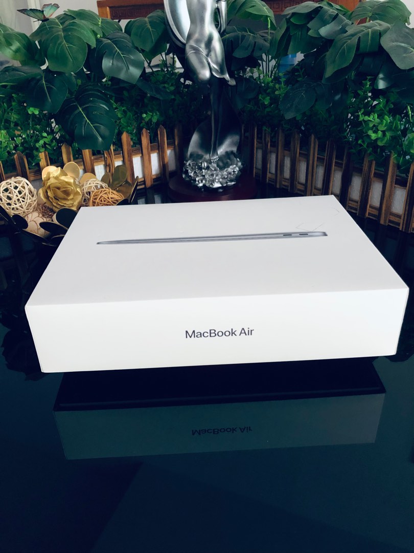 Macbook Air M1 chip Apple Care+ Until May 2025 13" screen 8GB RAM 256GB