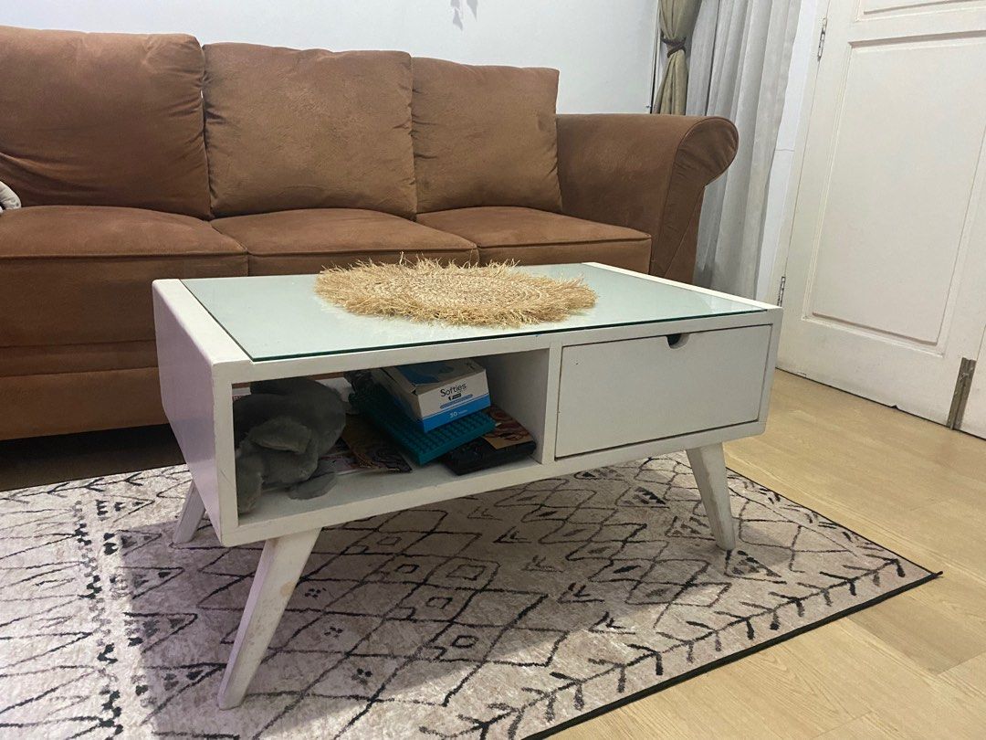 Meja Ruang Tamu Putih, Perabotan Rumah di Carousell