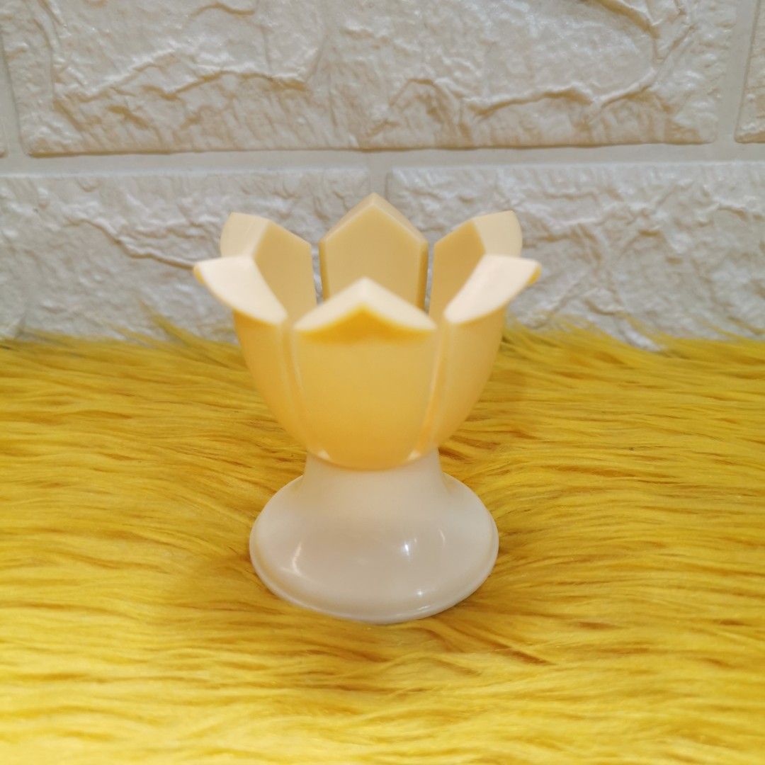 Plastic boiled egg cup/holder (Category: Dinnerware & Cutlery) located in Kawit. Submitted by thrift_nook (Listing ID 1271074414, Image 1). Description: .