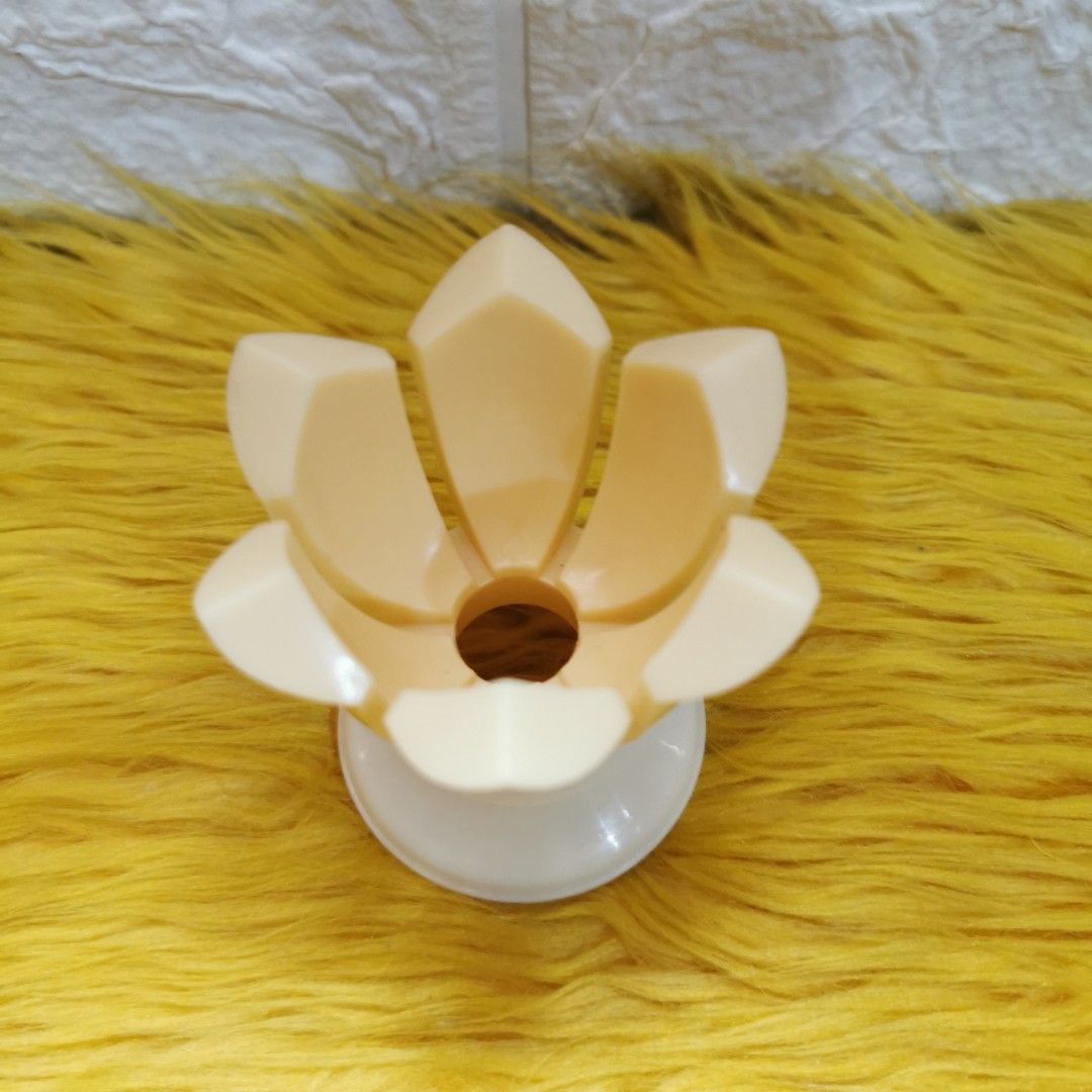 Plastic boiled egg cup/holder (Category: Dinnerware & Cutlery) located in Kawit. Submitted by thrift_nook (Listing ID 1271074414, Image 2). Description: .