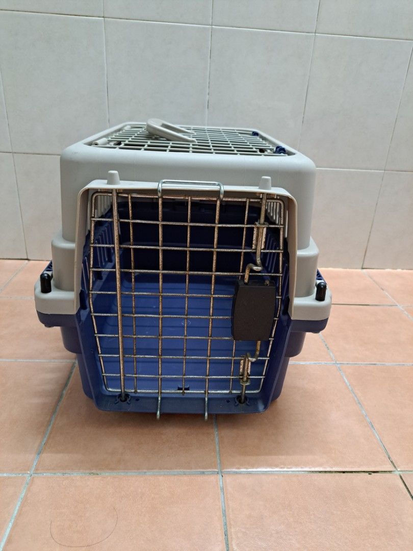 Second hand pet carrier on sale