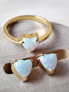 Set of ring & earrings in silver yellow gold dipped with 6x6 heart-shaped white Opal
