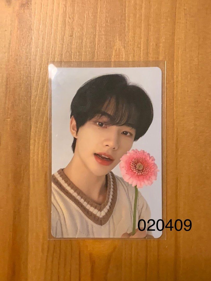 Hyunjin flower deals necklace