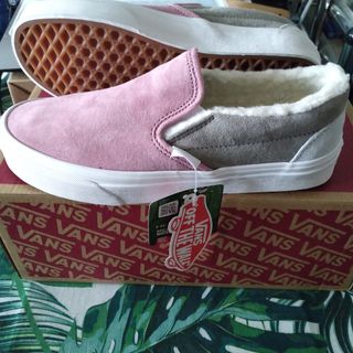 Fur lined shop slip on vans